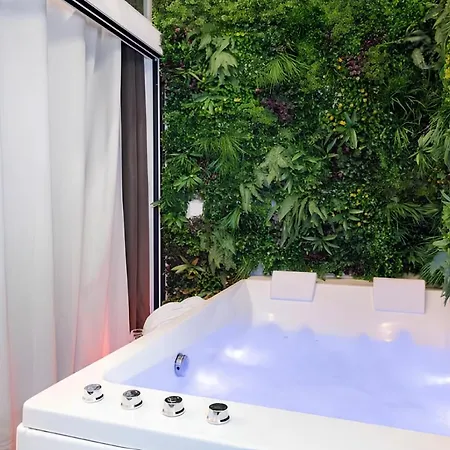 Secret Jungle Chartrons - Hyper-centre Jacuzzi Bain Balneo & Cinema Lägenhet