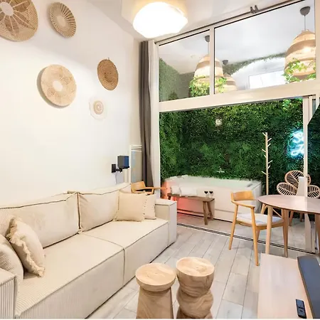 Appartement Secret Jungle Chartrons - Hyper-centre Jacuzzi Bain Balneo & Cinema *